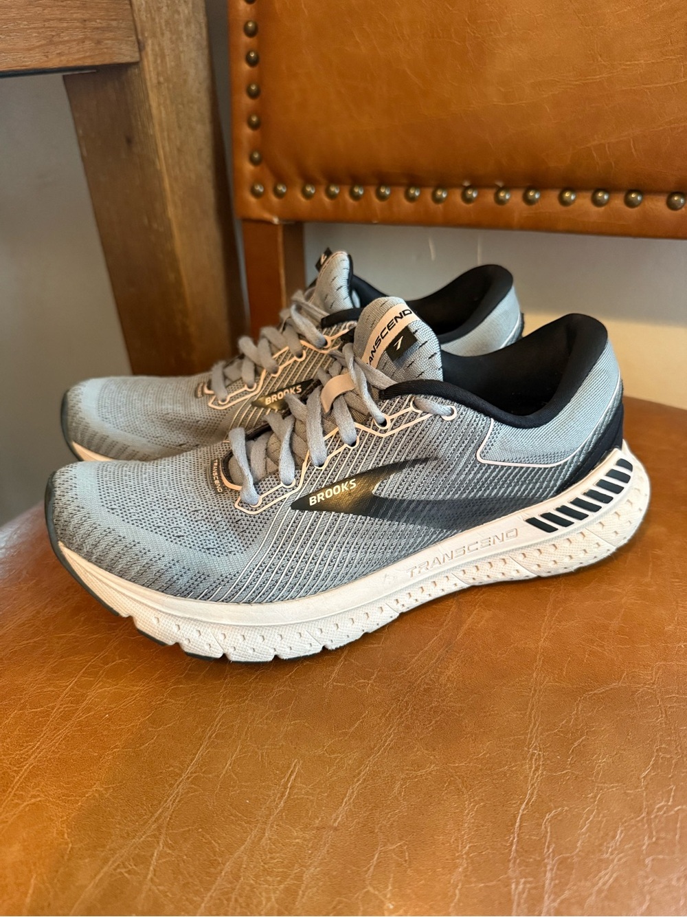 Brooks Transcendence women’s Running Shoes — Light Gray/Black